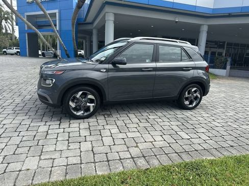 Used 2025 Hyundai Venue SEL FWD image 31