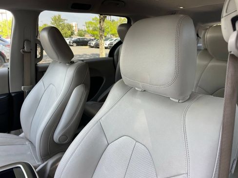 Used 2021 Chrysler Pacifica Touring-L FWD image 25