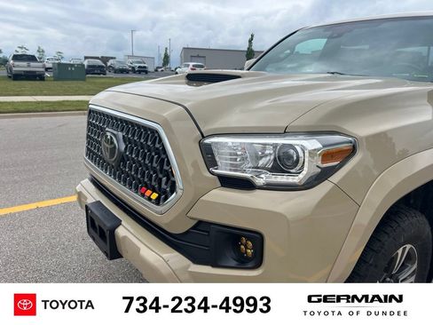 Used 2018 Toyota Tacoma TRD Sport AWD/4WD image 14