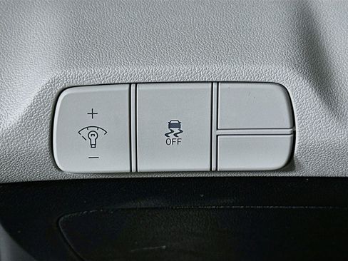 Used 2025 Hyundai Elantra Limited FWD image 17