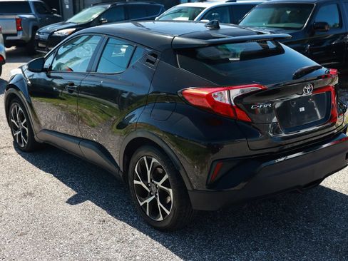 Used 2018 Toyota C-HR XLE FWD image 3