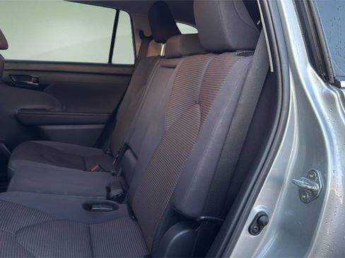 Used 2024 Toyota Highlander LE image 12