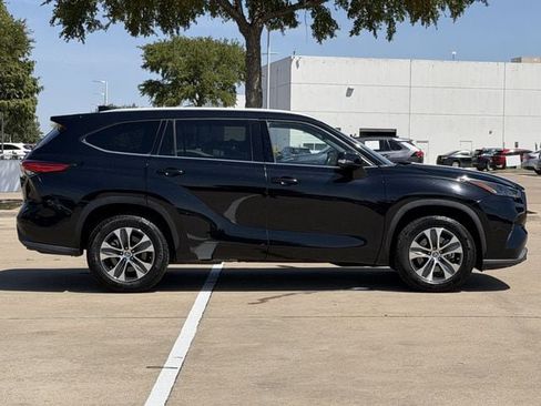 Used 2022 Toyota Highlander XLE FWD image 3