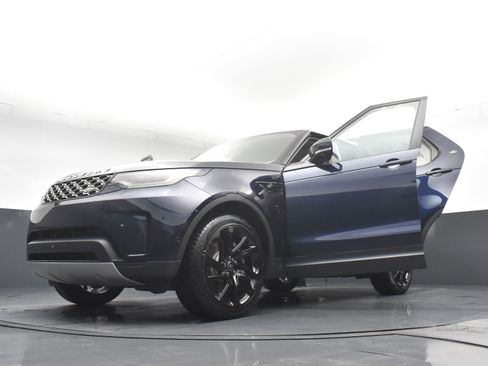 Used 2023 Land Rover Discovery S image 34