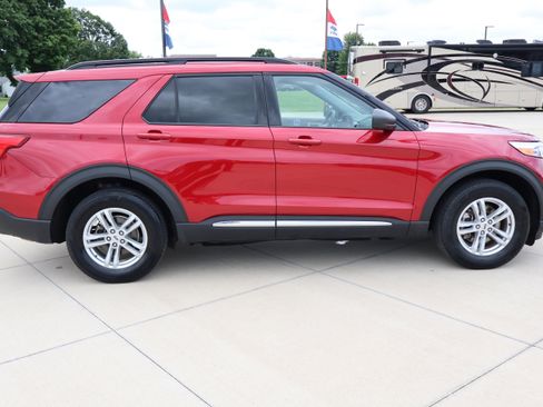 Used 2023 Ford Explorer XLT w/ Equipment Group 202A image 5