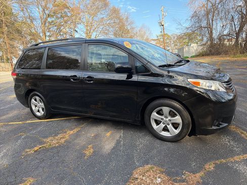 Used 2011 Toyota Sienna LE FWD image 9