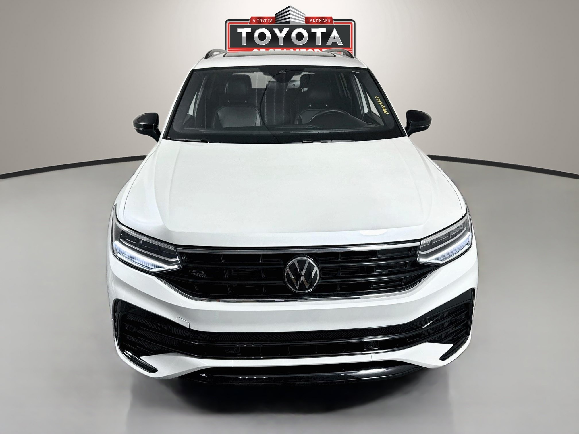 Used 2023 Volkswagen Tiguan SE R-Line FWD image 2