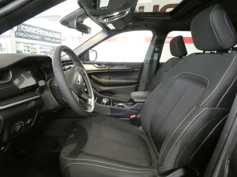 Used 2025 Jeep Grand Cherokee Laredo X AWD/4WD image 11