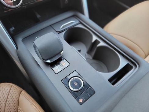 Used 2025 Land Rover Discovery Dynamic SE image 36