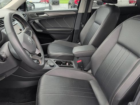 Used 2022 Volkswagen Tiguan SE w/ Panoramic Sunroof Package AWD/4WD image 11