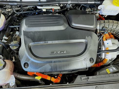 Used 2024 Chrysler Pacifica Limited FWD image 37