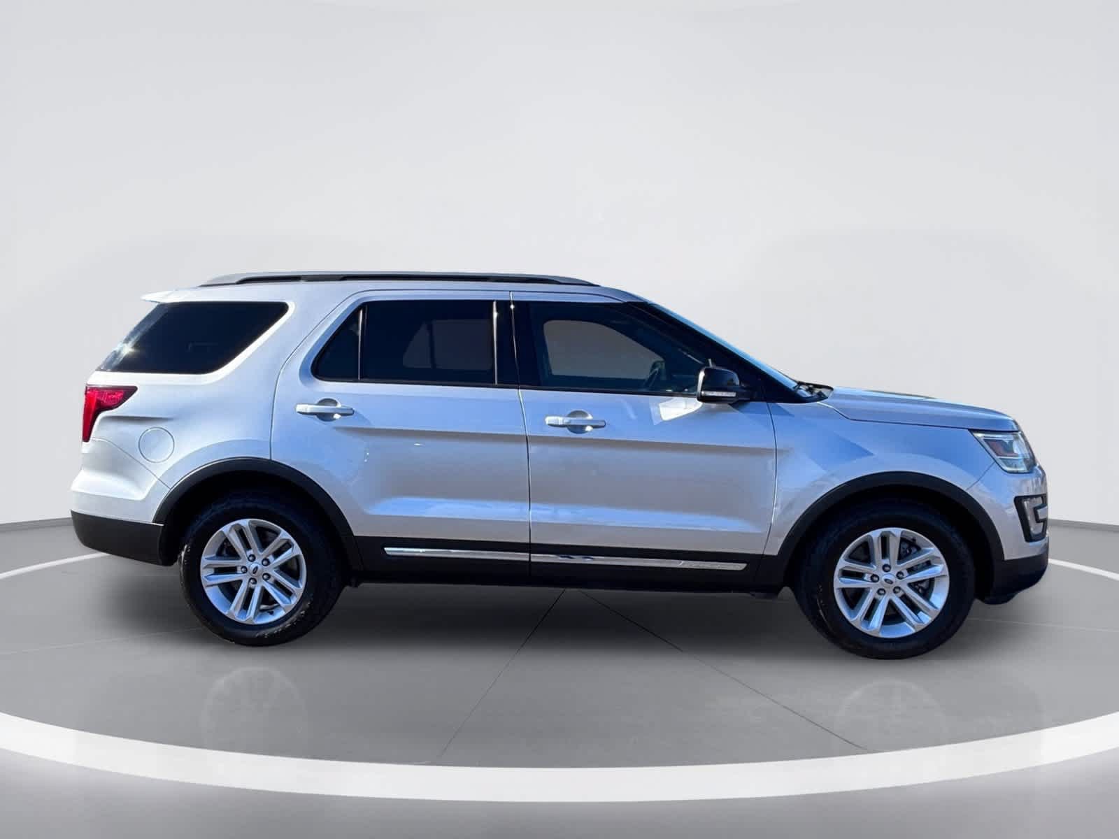 Used 2017 Ford Explorer XLT w/ Equipment Group 201A FWD image 9