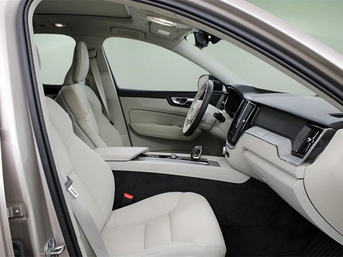 New 2025 Volvo XC60 B5 Plus w/ Protection Package Premier image 35