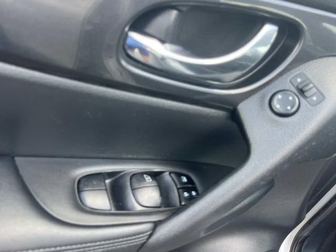 Used 2017 Nissan Rogue S FWD image 21