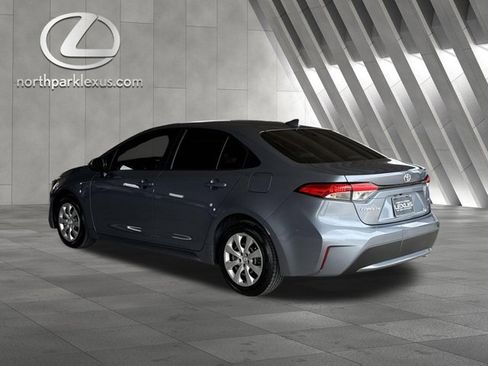Used 2020 Toyota Corolla LE FWD image 2