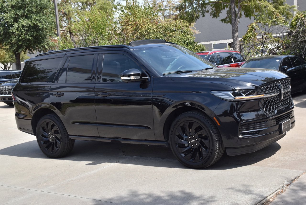 New 2026 Lincoln Navigator Reserve w/ Jet Appearance Package AWD/4WD image 4