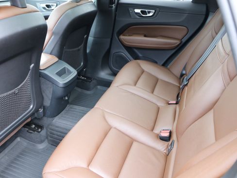 Used 2018 Volvo XC60 T5 Momentum w/ Convenience Package AWD/4WD image 30