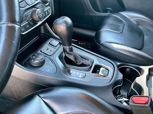 Used 2019 Jeep Cherokee Trailhawk image 14