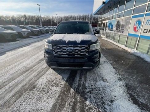 Used 2017 Ford Explorer XLT w/ Equipment Group 202A image 3