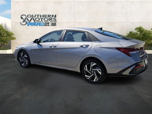 Used 2025 Hyundai Elantra SEL FWD image 3