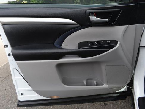 Used 2019 Toyota Highlander XLE w/ Carpet Mat Package (TMS) image 13