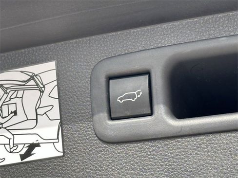 Used 2023 Toyota Highlander Bronze Edition image 28