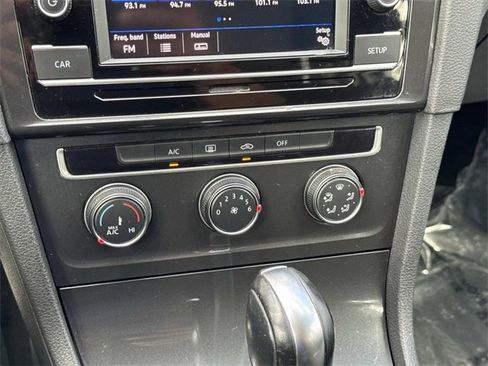 Used 2019 Volkswagen Golf S image 21