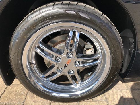 Used 2004 Chevrolet Corvette Convertible w/ Preferred Equipment Group RWD image 9