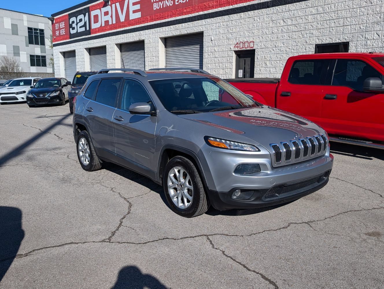 Used 2018 Jeep Cherokee Latitude FWD image 1