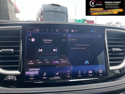 Used 2024 Chrysler Pacifica Limited FWD image 17