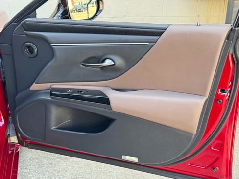 Used 2025 Lexus ES 300h w/ Premium Package FWD image 50