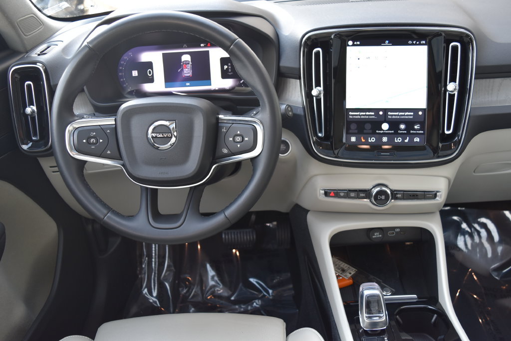 Used 2023 Volvo XC40 B4 Ultimate FWD image 12