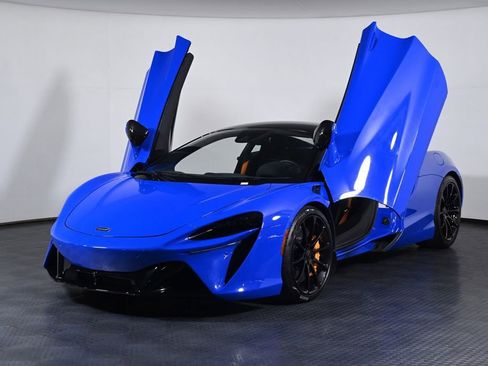 Used 2024 McLaren Artura RWD image 21