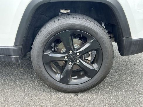 Certified 2023 Jeep Grand Cherokee Altitude image 11