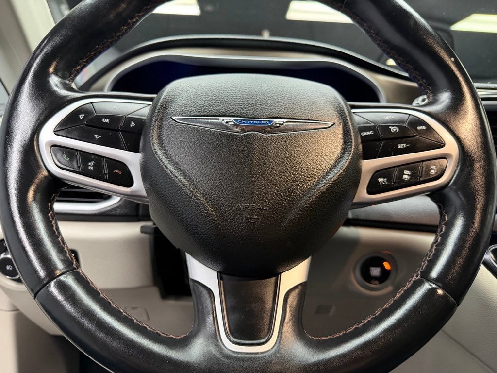 Used 2018 Chrysler Pacifica Touring-L Plus w/ Advanced Safetytec Group FWD image 23