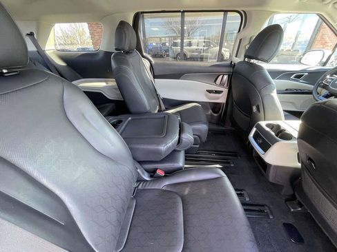 Used 2024 Kia Carnival LX image 19