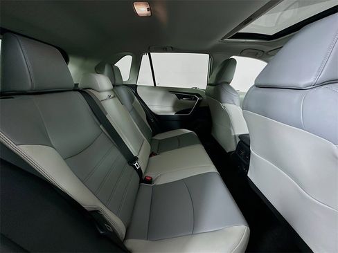 Used 2021 Toyota RAV4 XLE Premium image 29