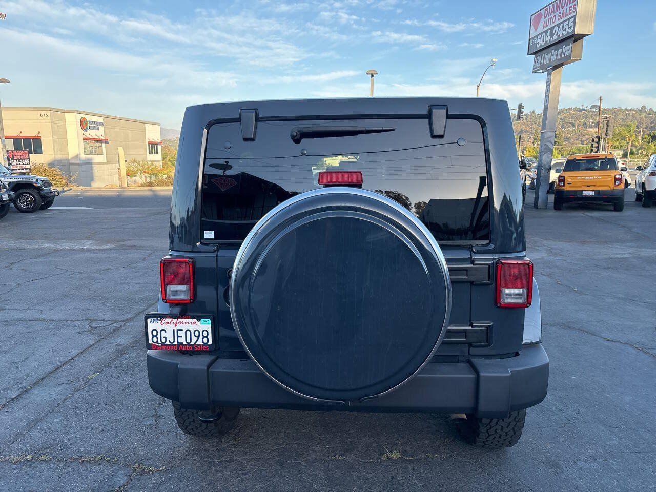 Used 2017 Jeep Wrangler Unlimited Rubicon w/ Connectivity Group AWD/4WD image 7