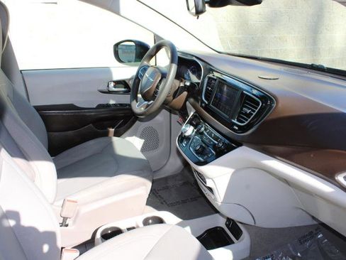 Used 2021 Chrysler Voyager LX image 18