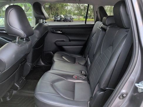 Used 2021 Toyota Highlander XLE FWD image 13