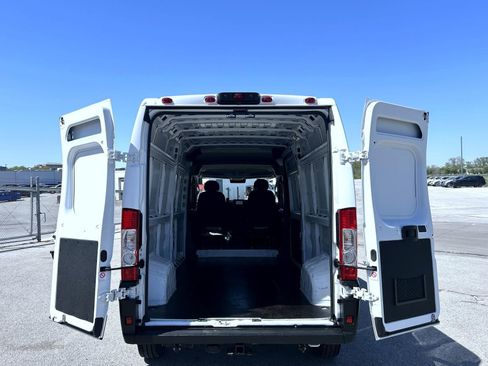 Used 2024 RAM ProMaster 2500 w/ Storage Group FWD image 18