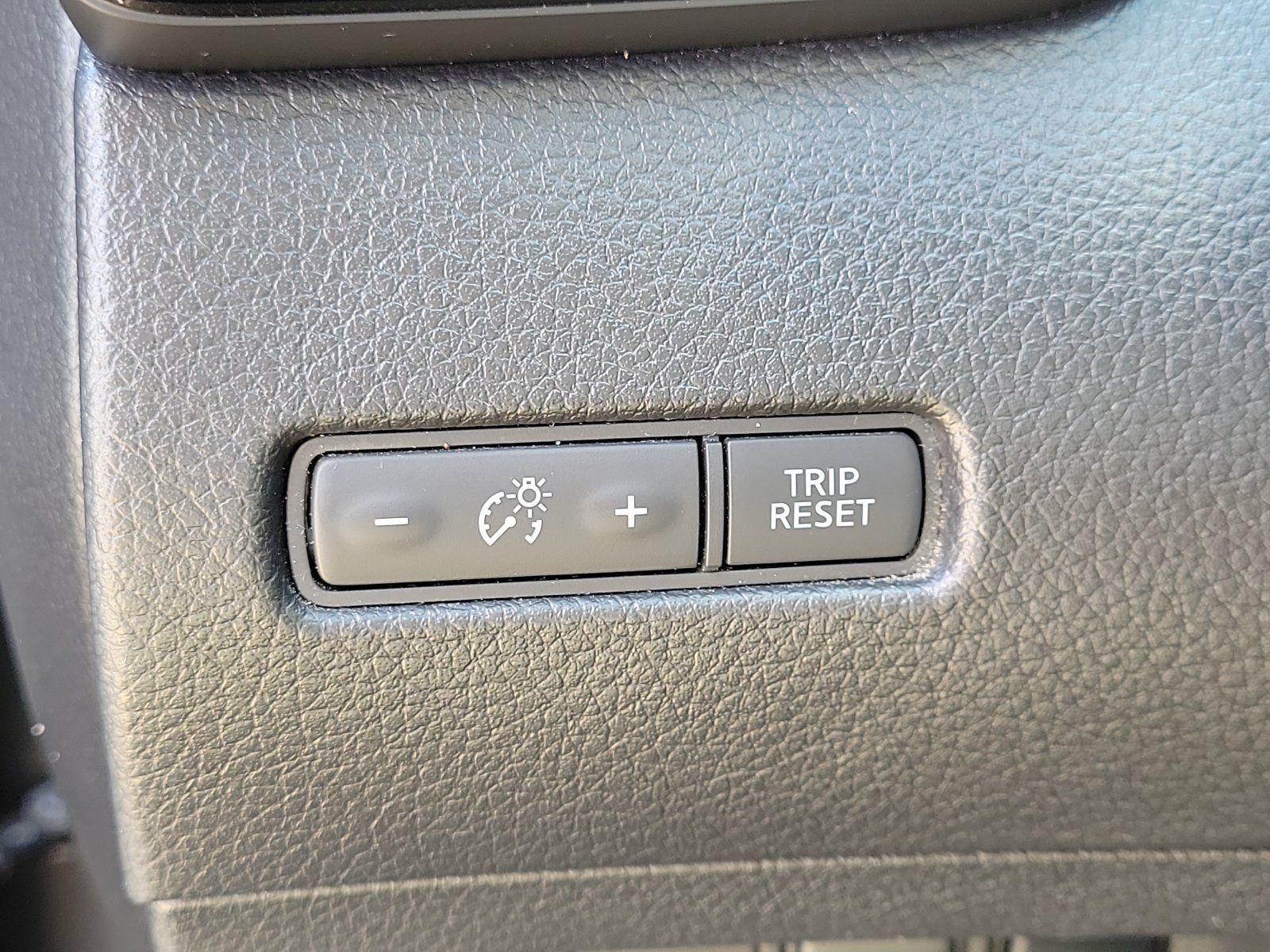 Used 2018 Nissan Rogue SV w/ Premium Package FWD image 15