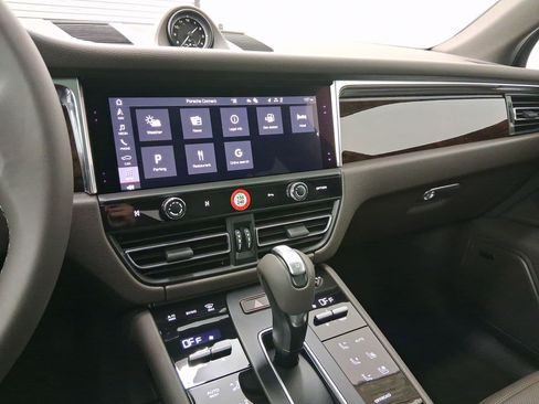 Used 2026 Porsche Macan image 25