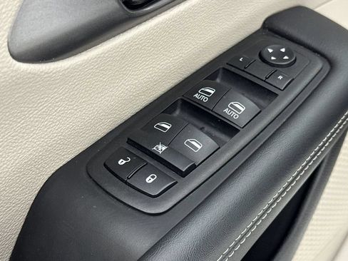 Used 2023 Chrysler Pacifica Touring-L FWD image 12