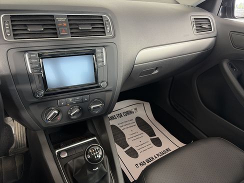 Used 2017 Volkswagen Jetta SE FWD image 4