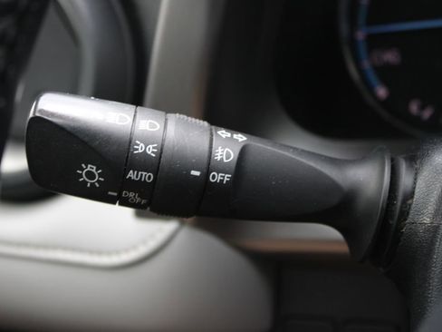 Used 2018 Toyota RAV4 XLE AWD/4WD image 36
