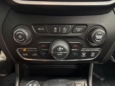 Used 2019 Jeep Cherokee Trailhawk w/ Cold Weather Group AWD/4WD image 39