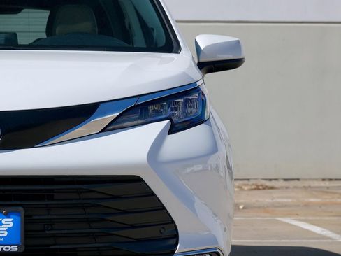 Used 2021 Toyota Sienna XLE w/ XLE Plus Package image 21