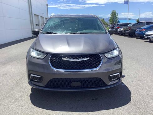 Used 2023 Chrysler Pacifica Touring-L FWD image 9