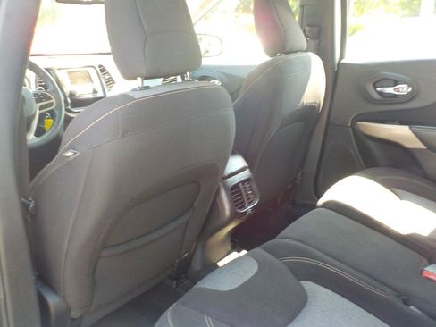 Used 2017 Jeep Cherokee Sport FWD image 17